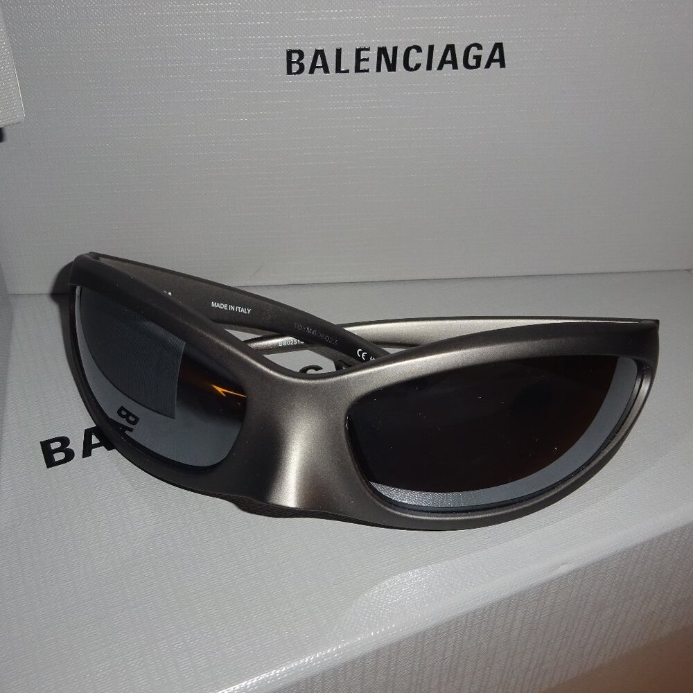 BALENCIAGA iconic runway sunglasses! New with tags!